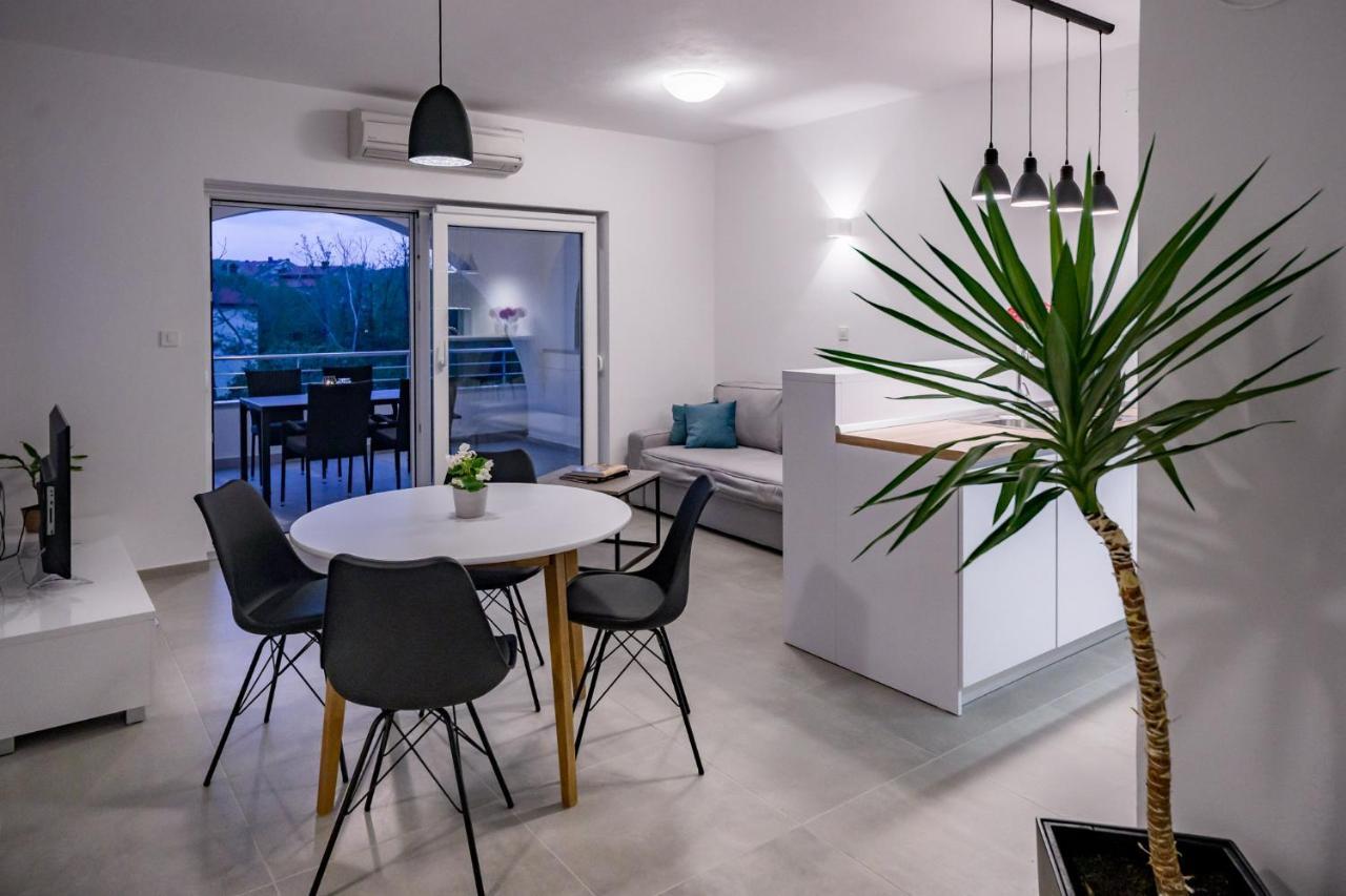 Apartmani Villa Zora โลปาร์ ภายนอก รูปภาพ
