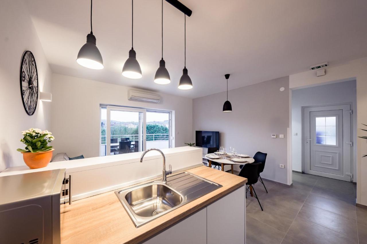 Apartmani Villa Zora โลปาร์ ภายนอก รูปภาพ