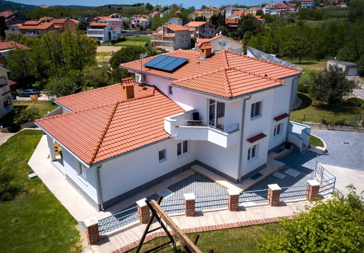 Apartmani Villa Zora โลปาร์ ภายนอก รูปภาพ