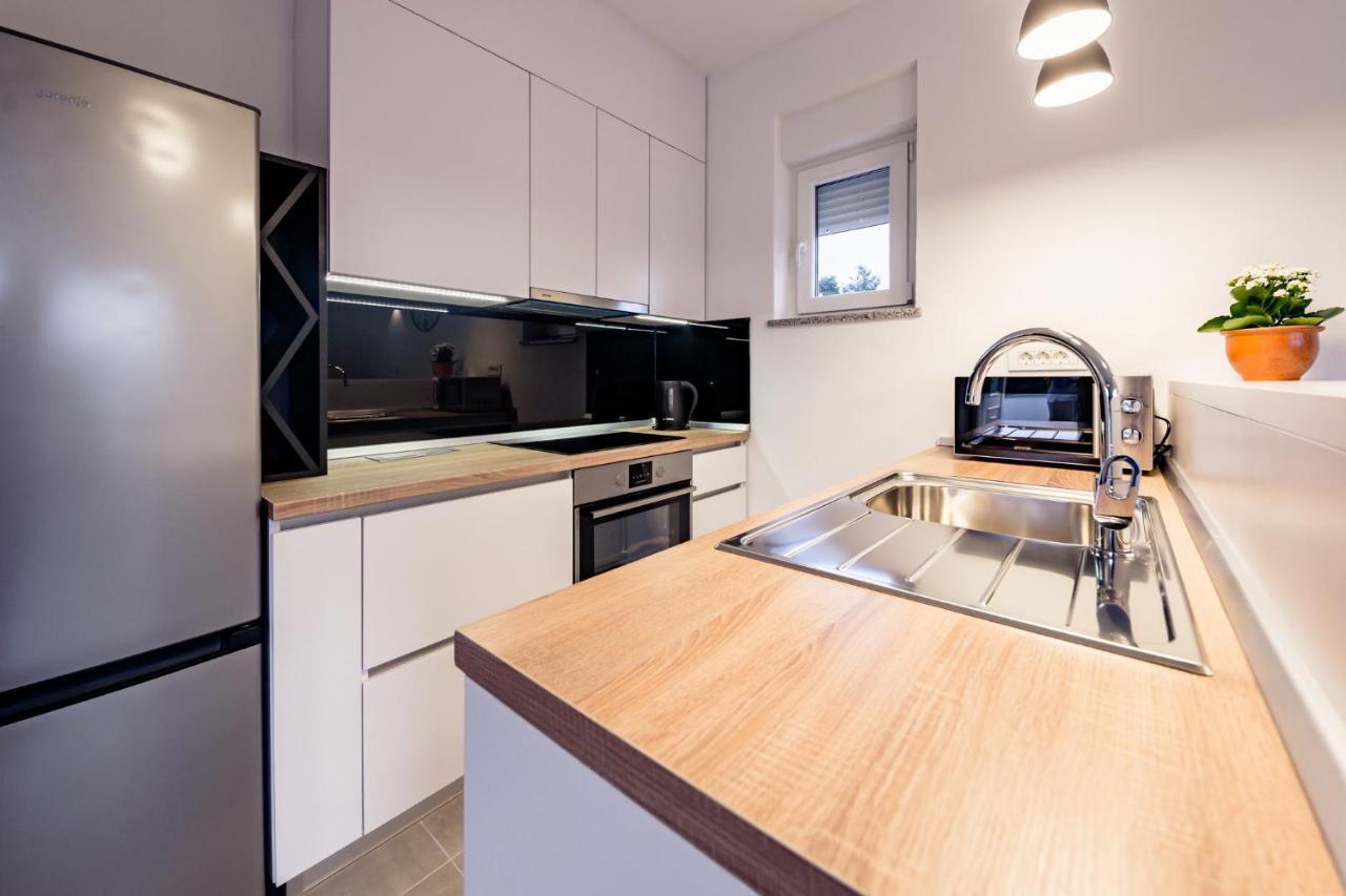 Apartmani Villa Zora โลปาร์ ภายนอก รูปภาพ